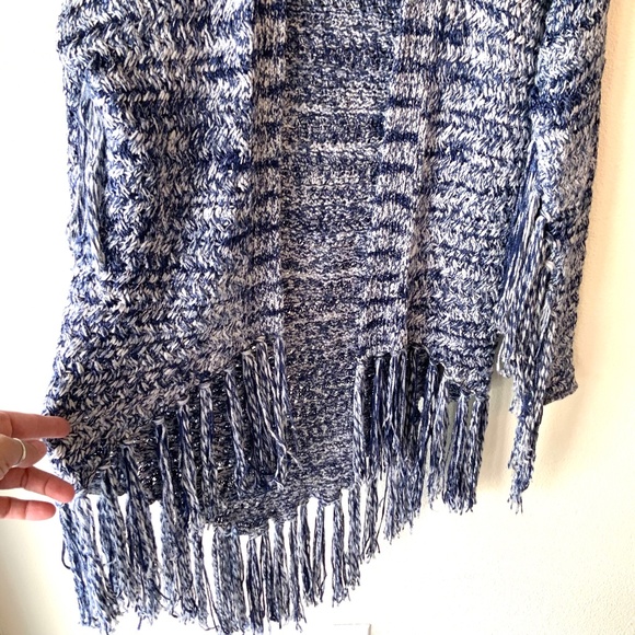 LIKE NEW! Guess Fringe Western Bohemian Sweater Size XS/SM - Picture 4 of 10